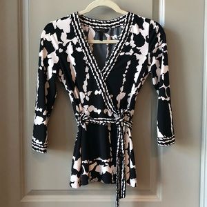 BCBG MAX wrap around black/white floral top